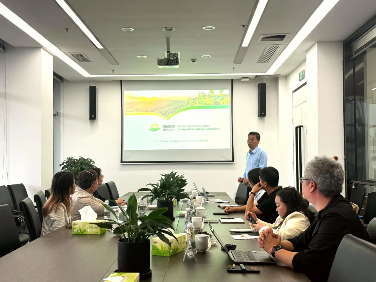 以色列駐成都總領事代表團一行蒞臨新朝陽參觀交流，共探中以農(nóng)業(yè)科技協(xié)同發(fā)展之路